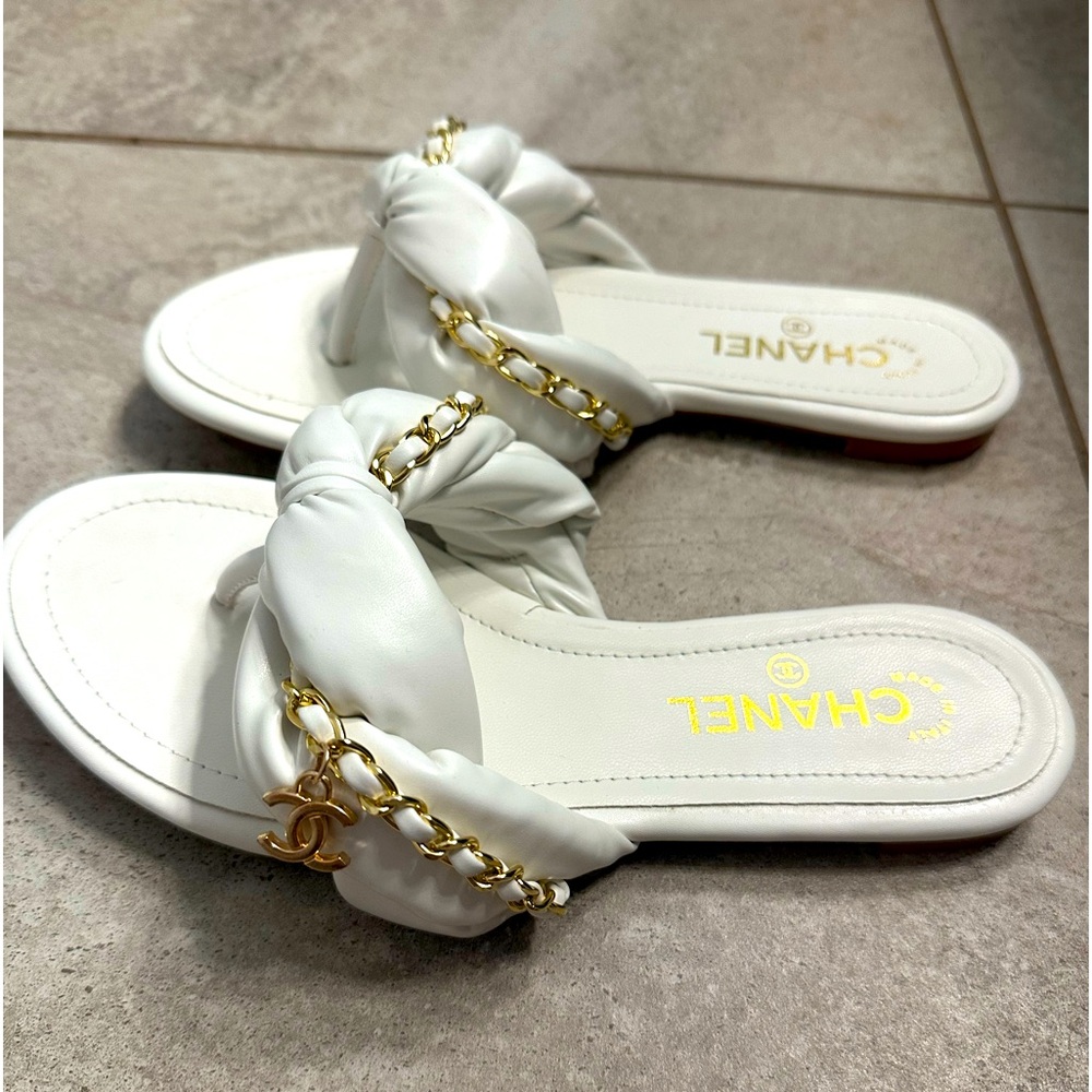 White calfskin leather with gold chain sandals 🤍